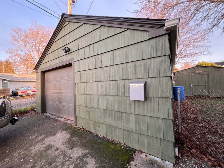 Building Photo - 1908 Perry Ave