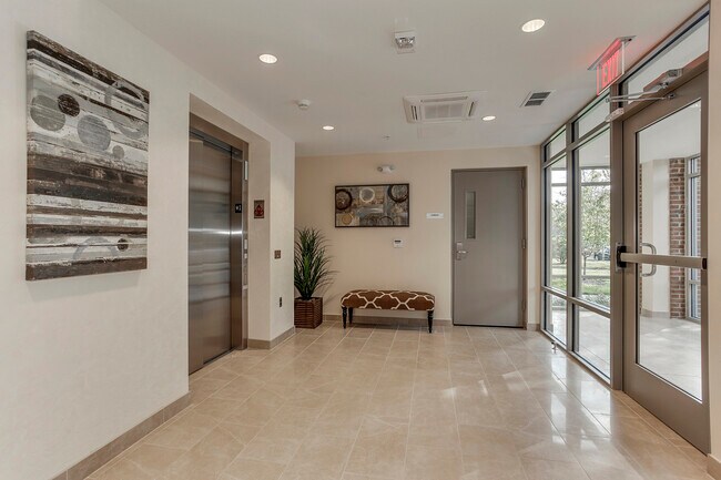 Building Photo - 905 N Jackson St