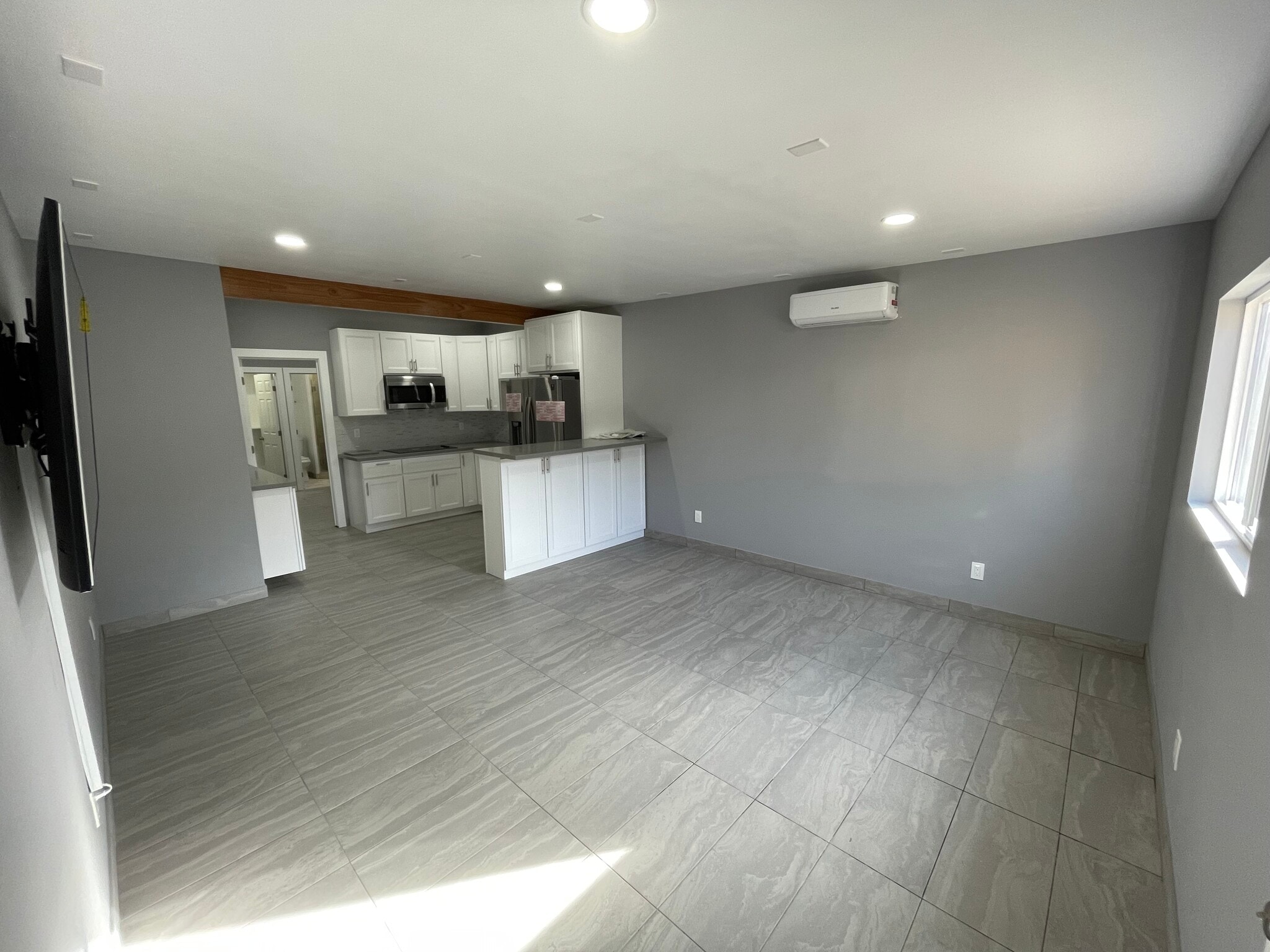 Building Photo - 16220 Schoenborn St