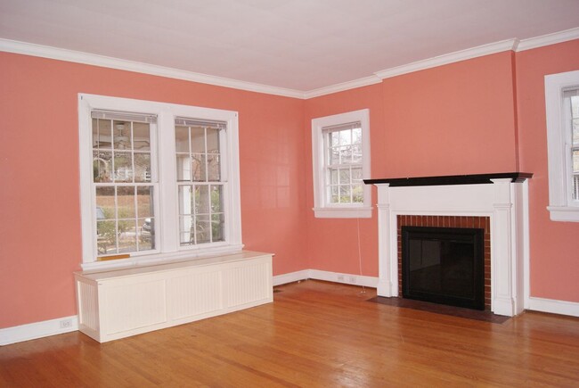 Building Photo - 815 W Johnson St