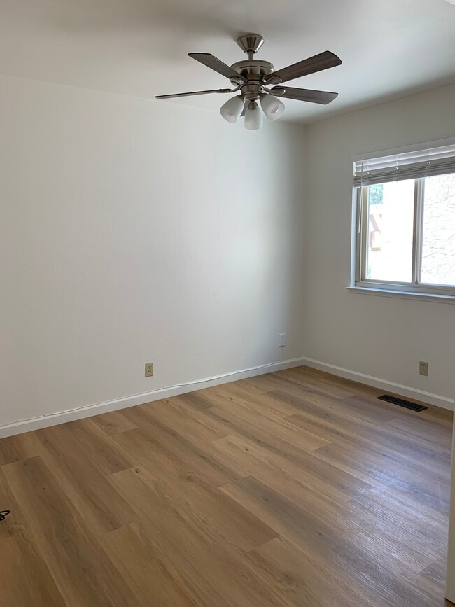 Building Photo - 16 Fairway Pl