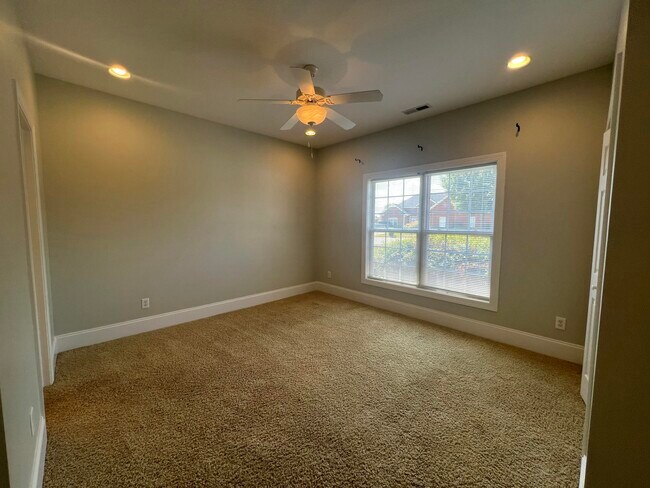 Building Photo - 2105 Harborview Dr