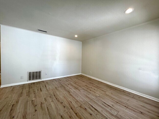 Building Photo - What a deal! a 3 bed house 5 min from DT a...