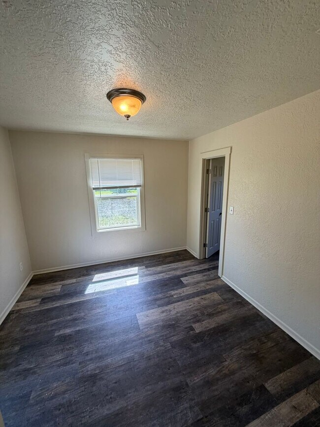 Building Photo - Cozy 1 Bedroom!