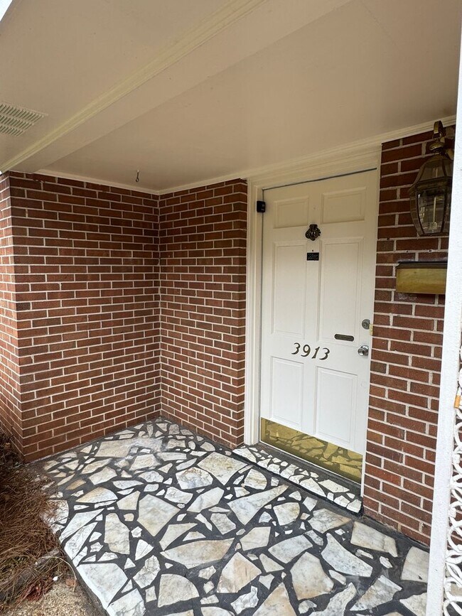 Building Photo - Room to Roam, Comfort to Stay — This Updat...