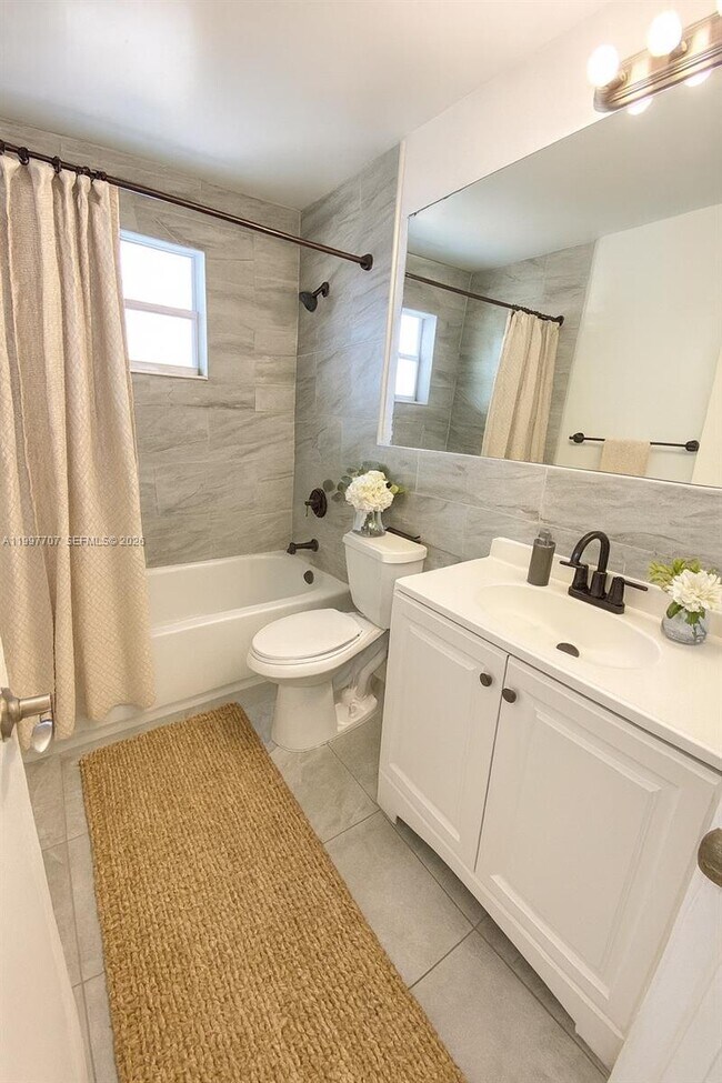 Building Photo - 400 NE 1st St