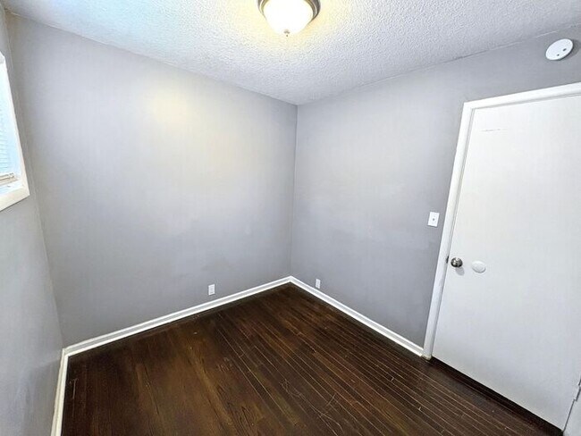 Building Photo - Spacious 4-Bedroom Home in a Prime Locatio...