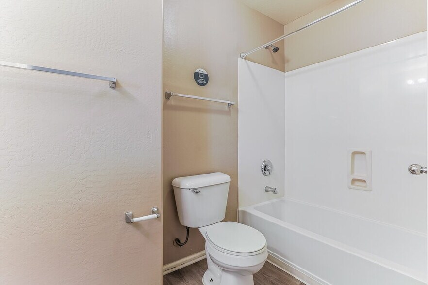 Building Photo - 1435 E Pryor Rd