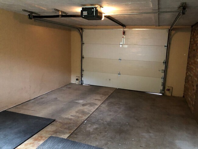 Building Photo - Updated 3 bedroom 3 bath house in Eugene!