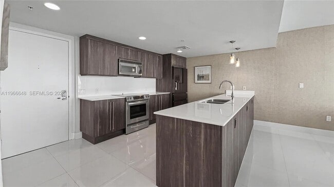 Building Photo - 665 NE 25th St