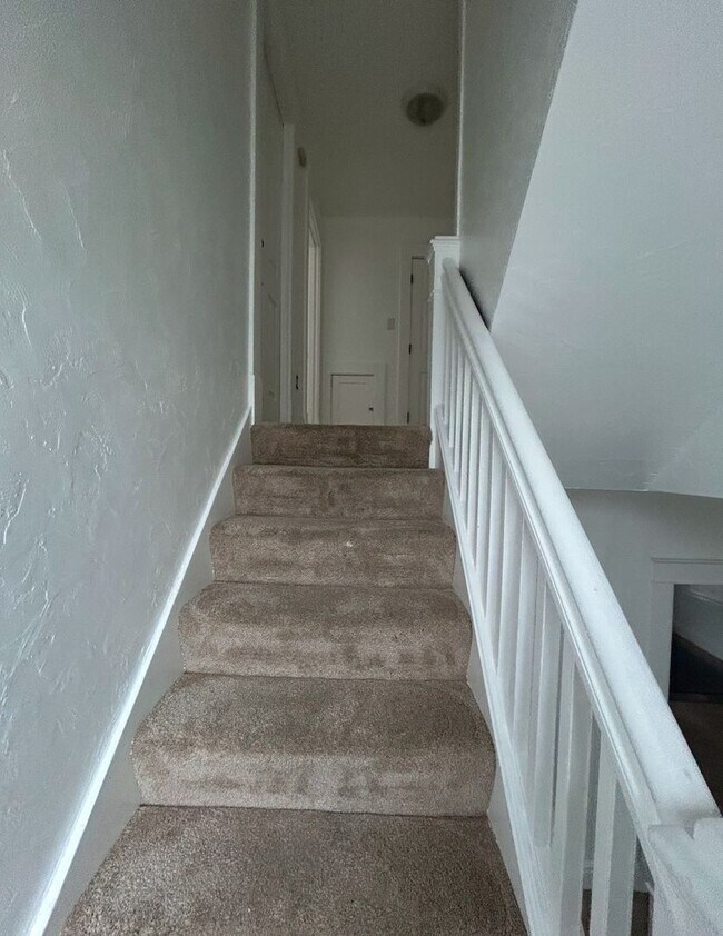 Building Photo - 1st month free w/ 2 or 3 year lease on lar...