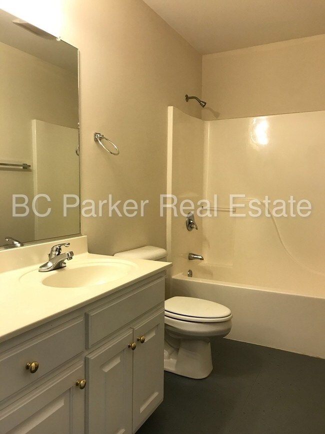Building Photo - 2 Bed, 2 Bath - Duplex
