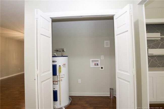 Building Photo - 906 N Glenwood Trail