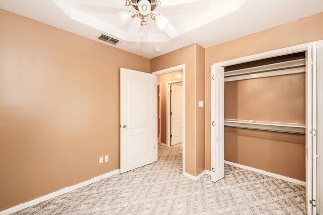 Building Photo - 1000 Ranchway Dr
