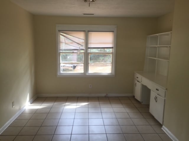 Eating Area with built in desk and shelves - 1509 Miramar St