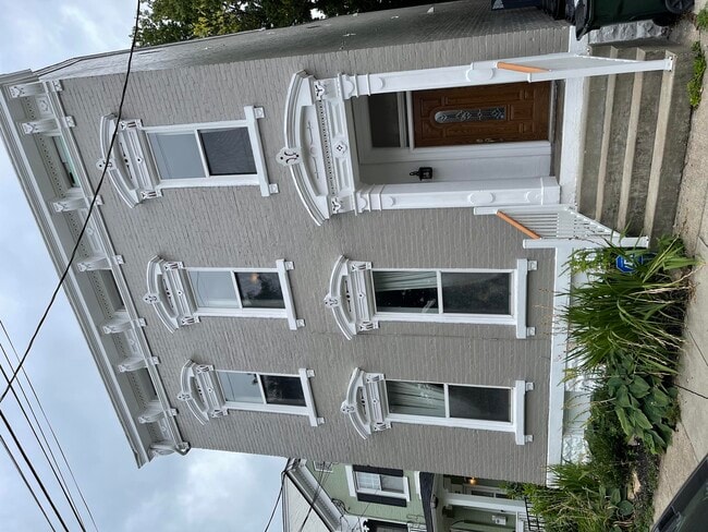 Building Photo - 828 Saratoga St