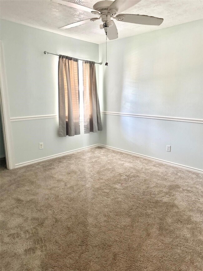 Building Photo - 1126 E Dartmouth Ln