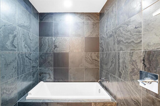 Building Photo - 900 Biscayne Blvd