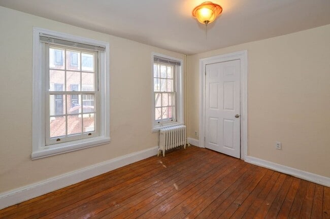 Building Photo - Gorgeous 3-Bedroom Townhouse in Washington Square West! Available mid-July!