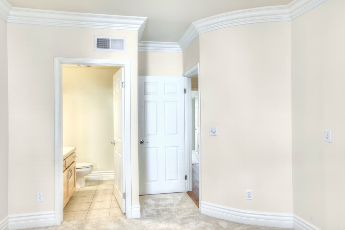 Building Photo - 12745 Moorpark St