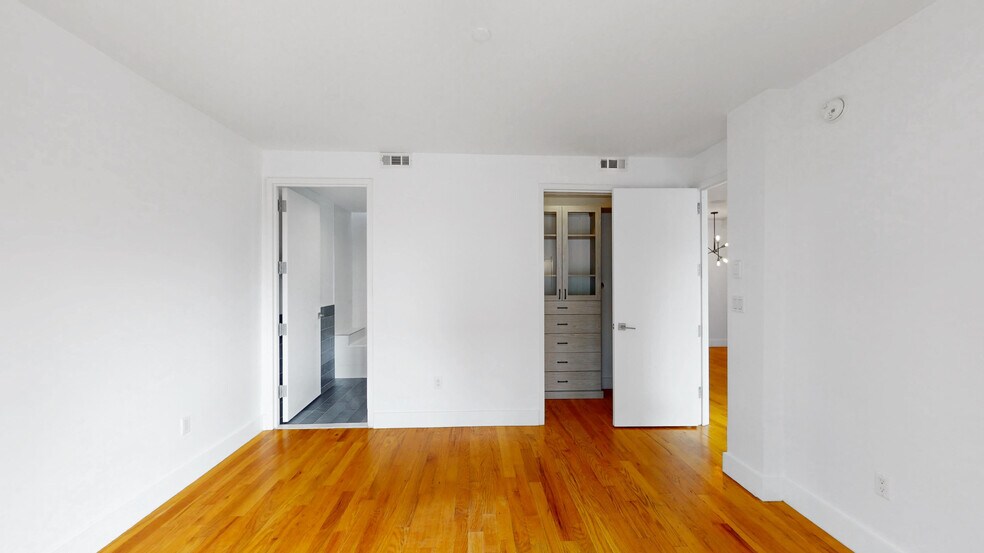 Building Photo - 1059 Manhattan Ave