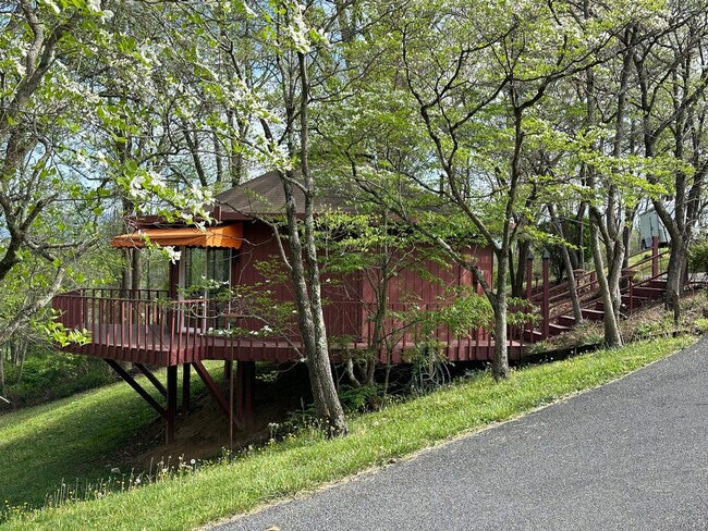 Building Photo - 325 Poplar Hill Ln