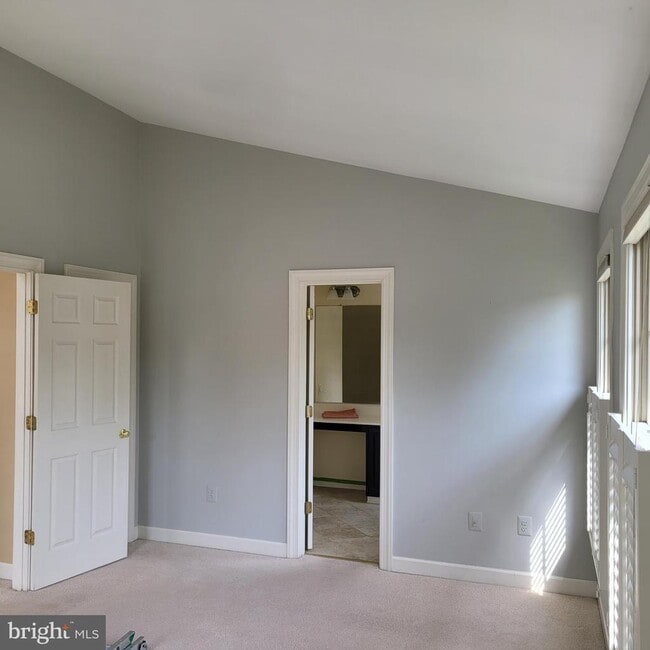 Building Photo - 218 Temple Dr