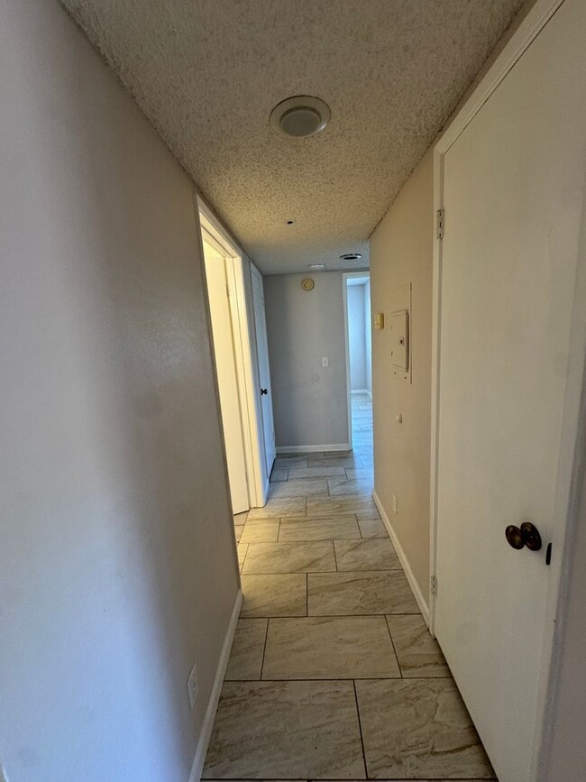 Building Photo - 2 Bedroom 1 Bathroom Condo