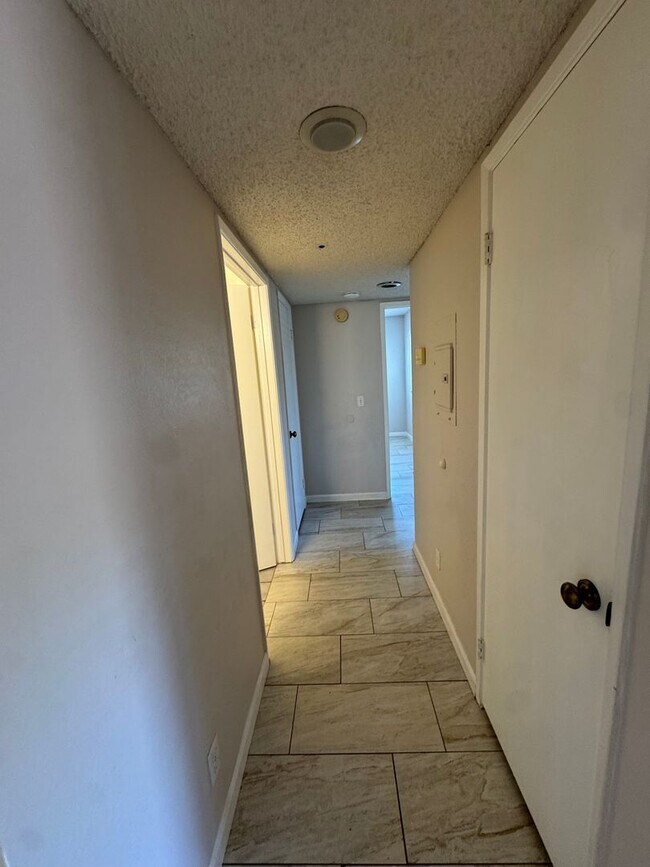 Building Photo - Comfortable Condo Living in Santa Maria
