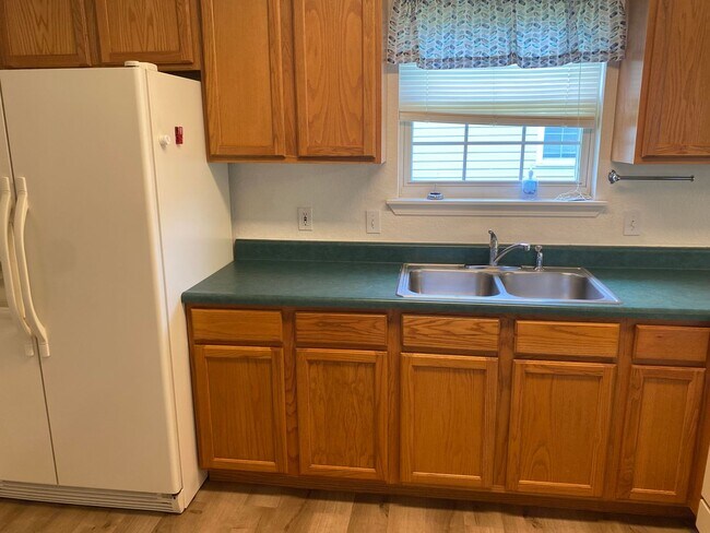 Building Photo - 3 bedroom/2 bathroom single family home!  ...
