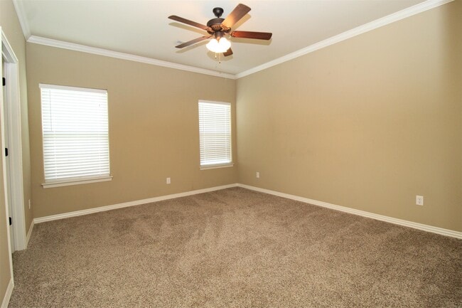 Building Photo - 656 N Longfellow Ln