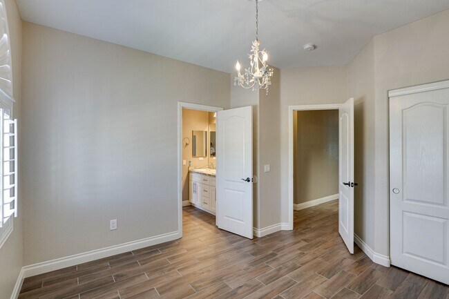 Building Photo - Luxurious 4 bd 3.5 bth Henderson Home in G...