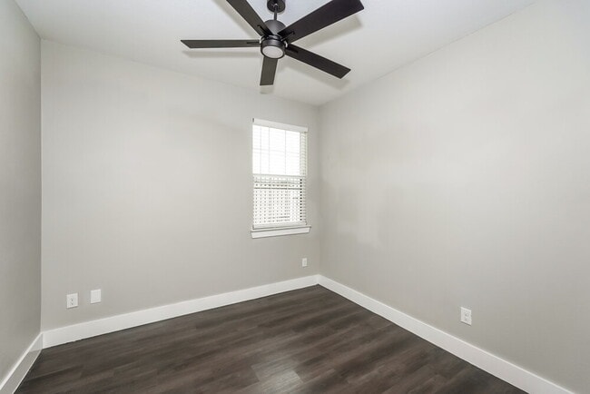 Building Photo - 7153 9th Hole Dr