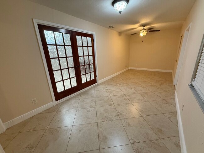 Building Photo - 711 SW 36th St