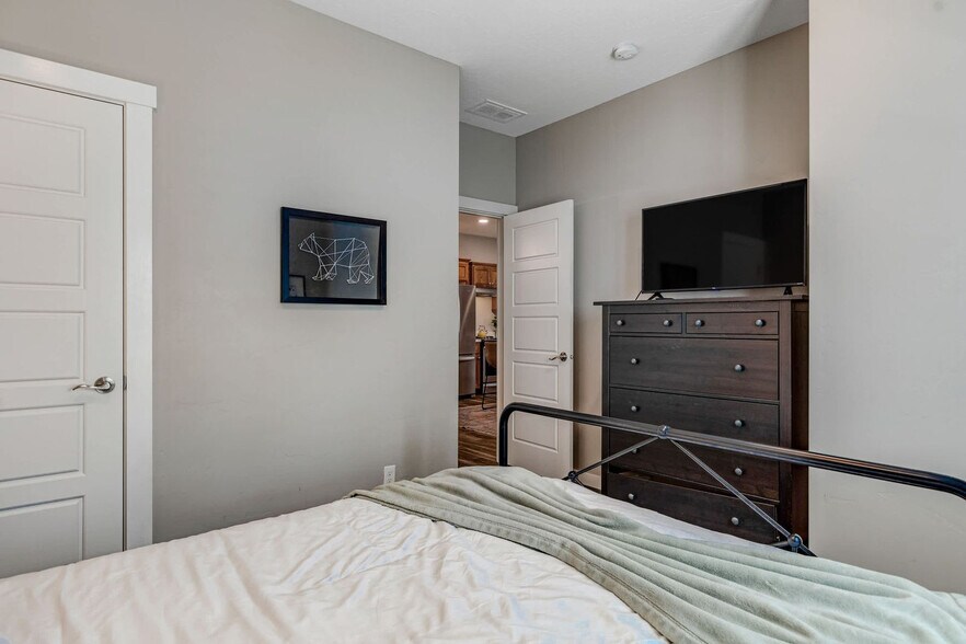 Building Photo - 1800 W Idaho St