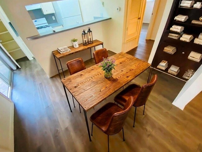 Building Photo - 1710 Ledgewood Dr