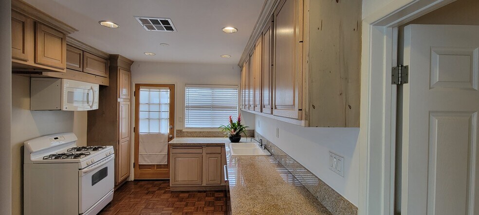 Building Photo - 17565 Bullock St