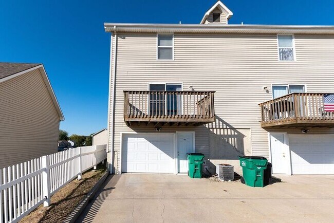 Building Photo - Renovated Spacious Townhomes