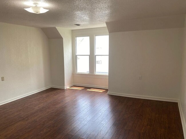 Building Photo - 404 S Marion St