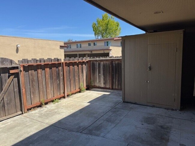 Building Photo - Located in Marina Gardens, great location!...