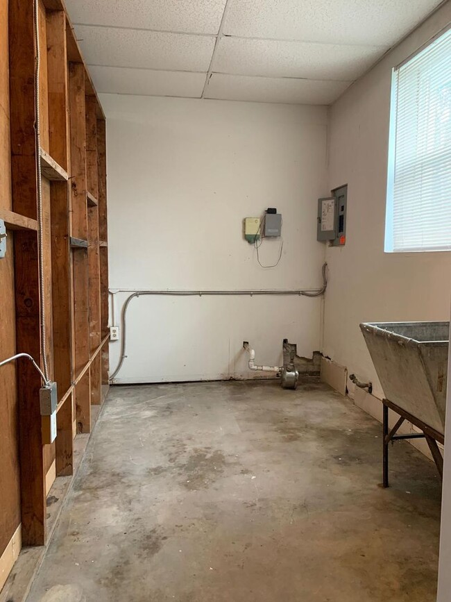 Building Photo - 4 Bedroom 2 Bath Spacious Home