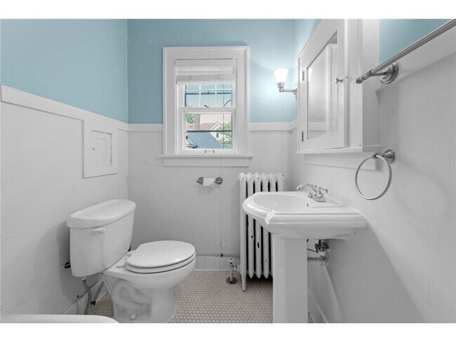 Building Photo - 220 W 40th St