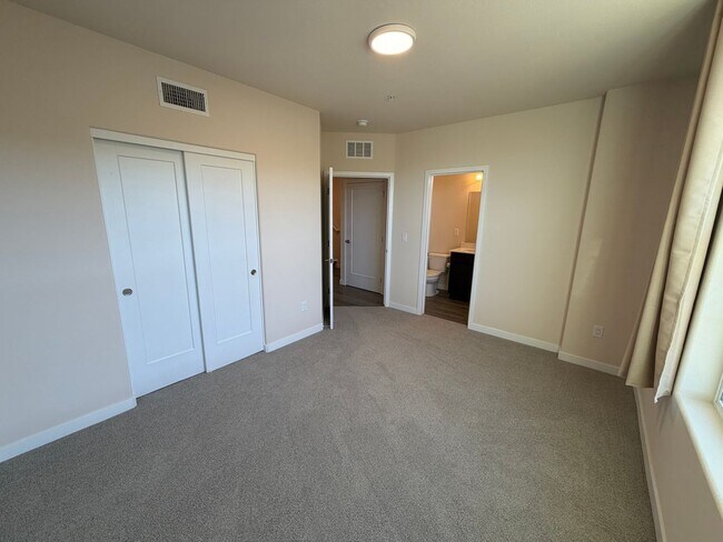 Building Photo - Brand New Townhome in Sparks!