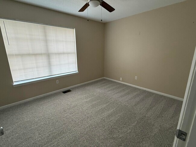 Building Photo - 816 Shadow Ln