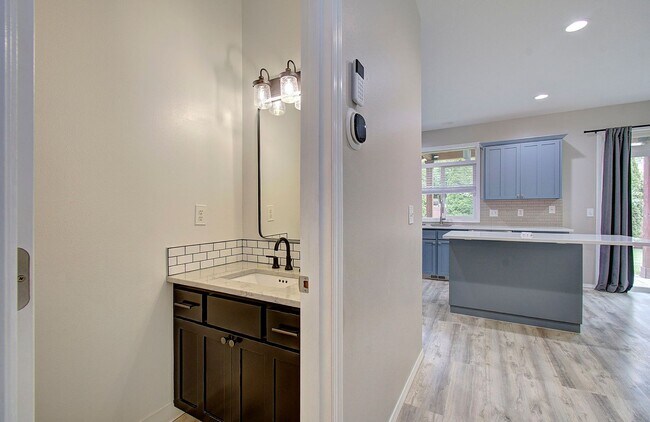 Building Photo - Large 2 Story 4bd 2.5ba Home in Vancouver