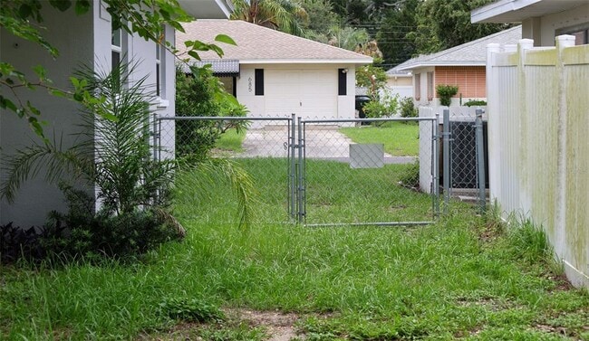 Building Photo - 686 Manor Dr W