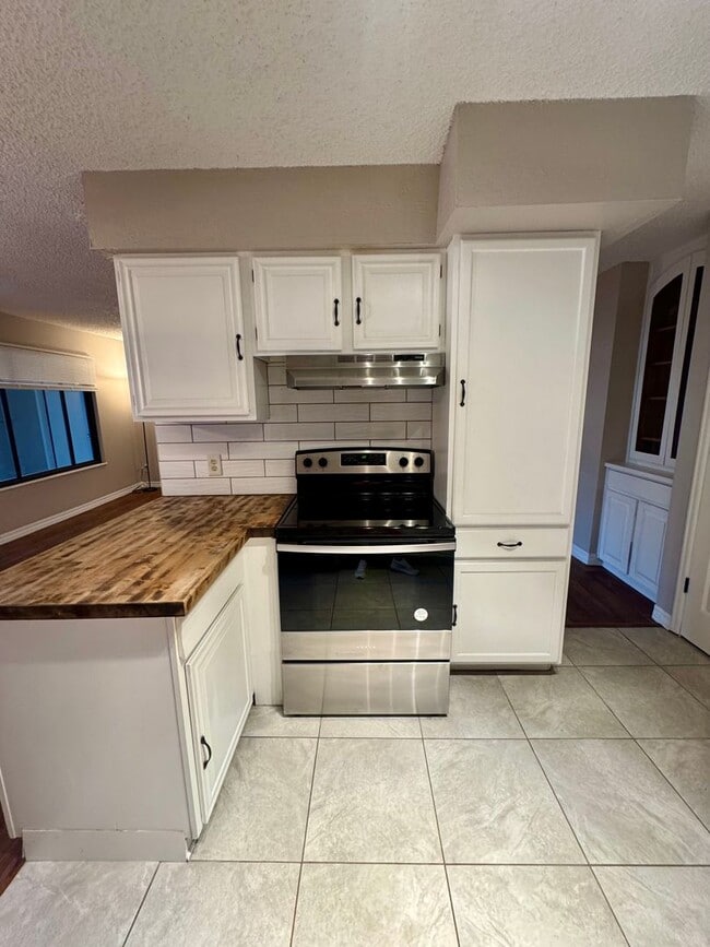 Building Photo - Updated CONDO in Rockrimmon with POOL, TENNIS and PICKLEBALL COURTS!