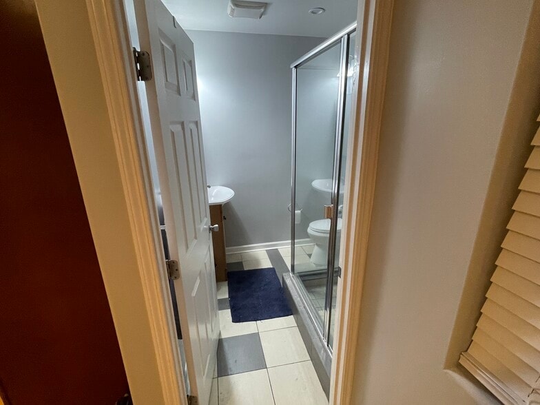 Bathroom view Walk-in - 4844 Daisy St