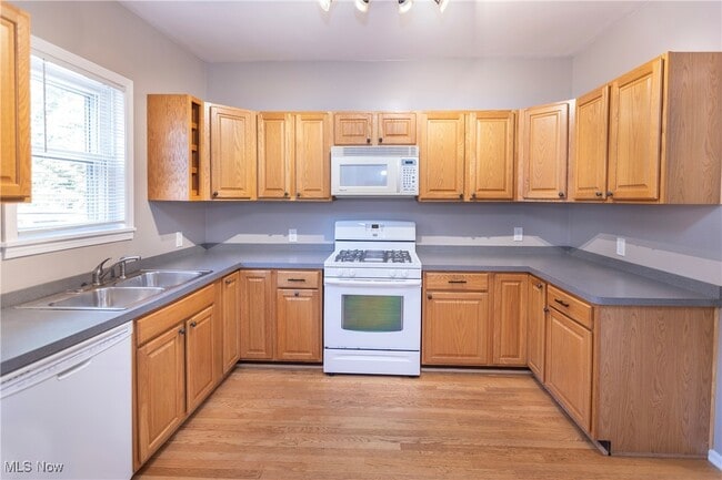 Building Photo - 1212 W 67th St