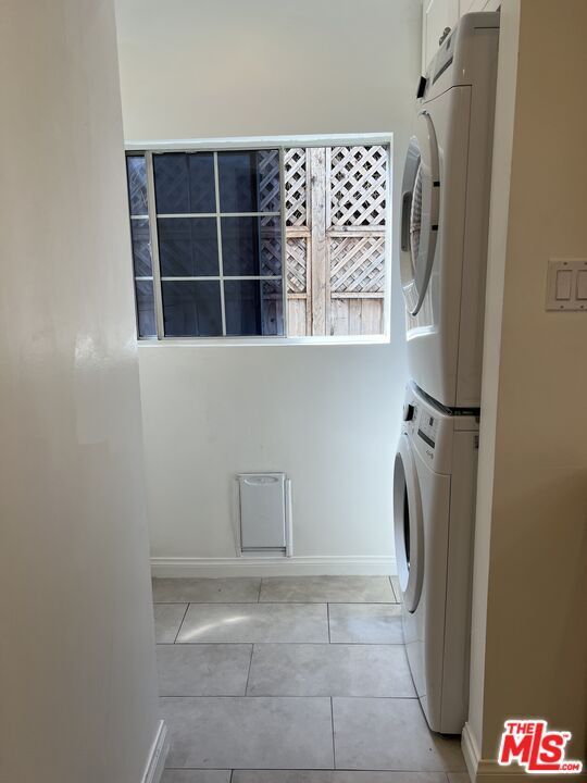 Building Photo - 7865 Willoughby Ave